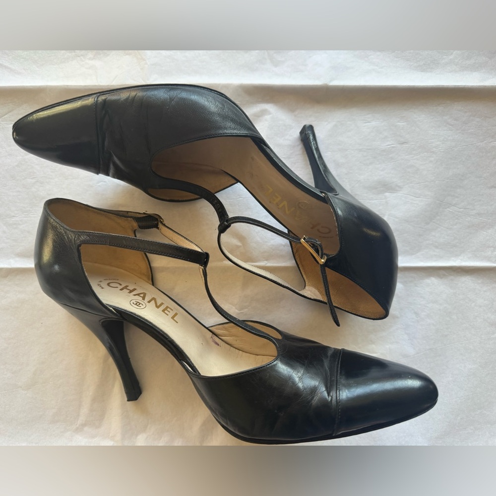 CHANEL T-strap Black Leather Heels with Pointed Toe and Glossy Finish